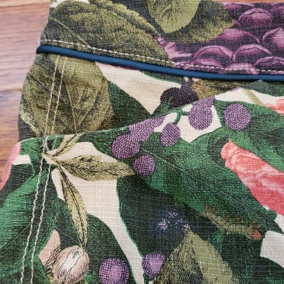 High Rise Floral Shorts - Picture 3 of 4